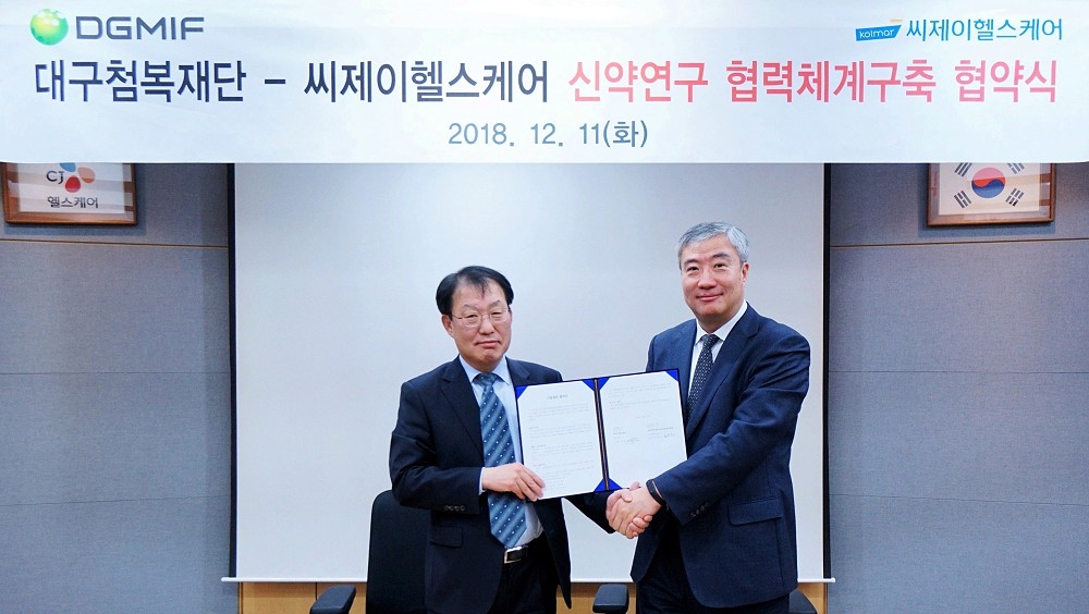 CJ헬스케어 김병문 부사장(왼쪽)과 대구첨복재단 손문호 신약개발지원센터장(오른쪽)이 신약연구 협력체계구축 협약을 맺고 기념사진을 촬영하고 있다. (사진=CJ헬스케어)
