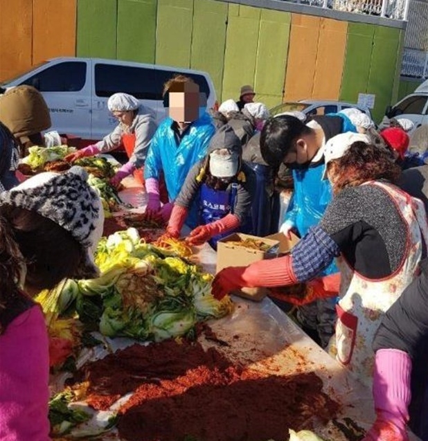 김장담그기를 지원하고 있다.(사진제공=창원준법지원센터)