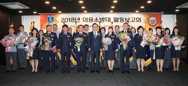 송철호 울산시장이 표창을 수여하고 기념촬영.(사진제공=울산시)