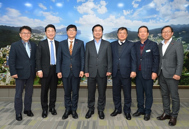 홍종학 장관(사진왼쪽네번째)이 거제시를 방문하고 변광용 거제시장(사진왼쪽 세번째) 등과 기념촬영을 하고 있다.(사진제공=거제시)
