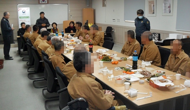 무연고자 가족만남의 날 행사를 갖고 있다.(사진제공=부산교도소)