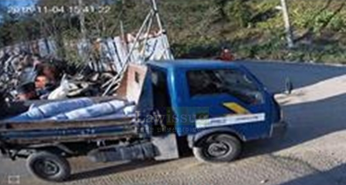 공사자재를 싣고 도주하는 차량.(사진제공=부산지방경찰청)