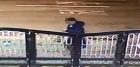 도주하고 있는 피의자.(사진제공=부산지방경찰청)