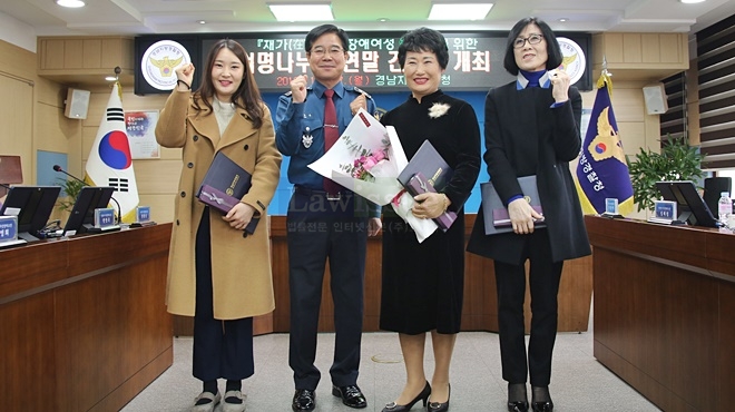 김창룡 경남경찰청장이 업무유공자 표창 및 감사장을 수여하고 기념촬영.(사진제공=경남지방경찰청)