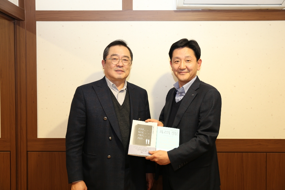 구자열 LS그룹 회장이 14일, LS용산타워에서 신규 임원이된 LS산전 박석원 이사에게 책을 선물하고 있다.(사진= LS그룹)