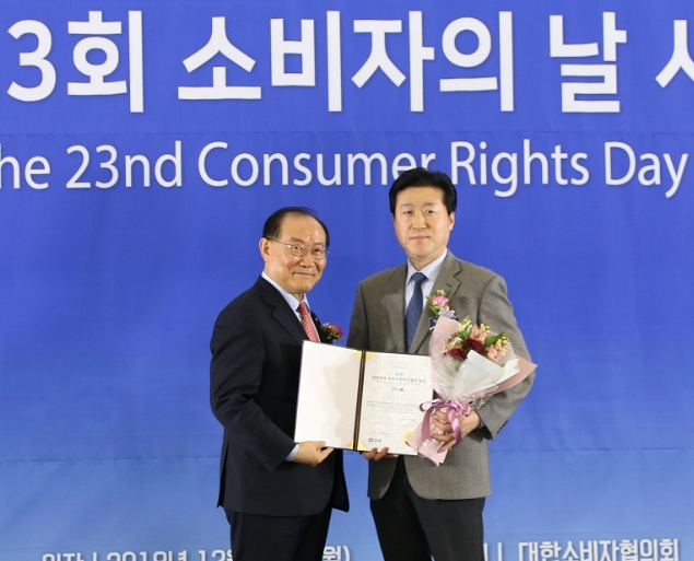 대한소비자협의회 이원술 부회장(왼쪽)과 동국제약 서호영 이사. (사진=동국제약)