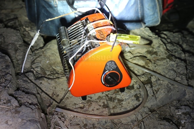 텐트안 일회용 부탄가스 온수매트.(사진제공=경남지방경찰청)