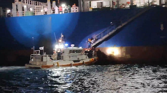 응급환자를 이송하고 있다.(사진제공=부산해양경찰서)