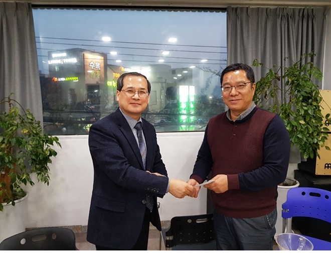 이성칠 교장(사진왼쪽)이 동지청소년회복센터에 성금을 전달하고 있다.(사진제공=부산소년원)