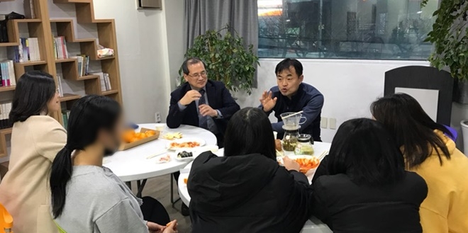 청소년들과 대화를 나누고 있다.(사진제공=부산소년원)