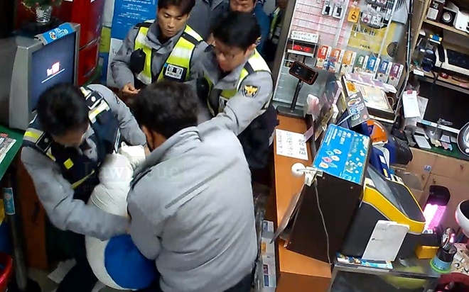 피의자를 체포하고 있다. (사진제공=부산지방경찰청)