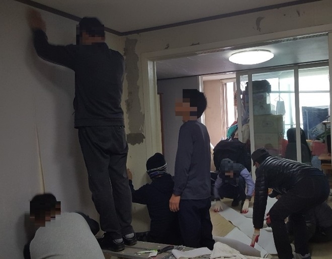 사회봉사명령대상자들이 주거환경개선에 참여하고 있다.(사진제공=부산동부준법지원센터)