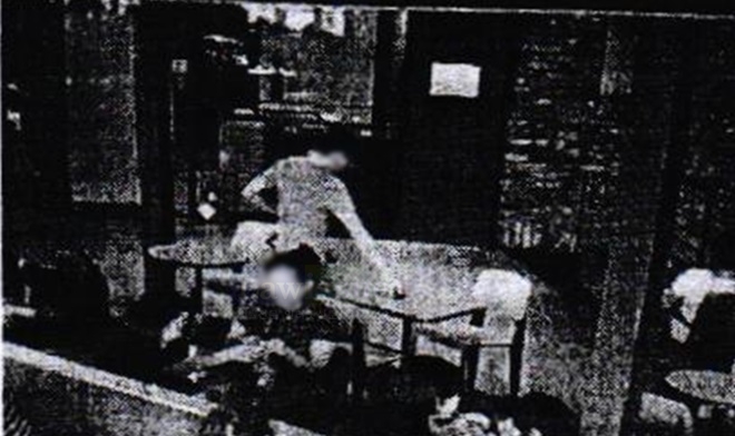 테이블 위에 있는 지갑을 절취하는 장면.(사진제공=부산지방경찰청)