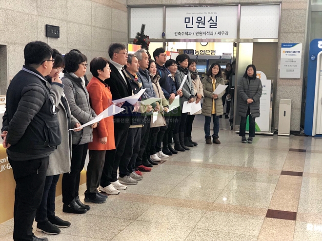 코스트코 구상금 청산을 위한 을들의 연대와 북구대책위가 21일 북구의회 1층 미원실에서 북구의회의 결정을 북구청이 수용할 것을 촉구하고 있다.(사진제공=민주노총울산본부)