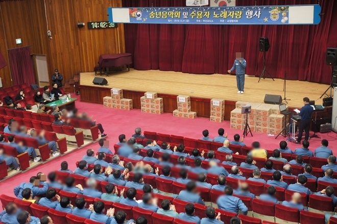 수용자들이 자신들의 노래실력을 맘껏 뽐내고 있다.(사진제공=부산교도소)