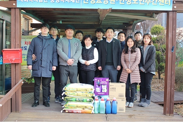 법무공단경남지부 직원들이 정성껏 모은 물픔을 전달하고 기념촬영.(사진제공=한국법무보호복지공단경남지부)