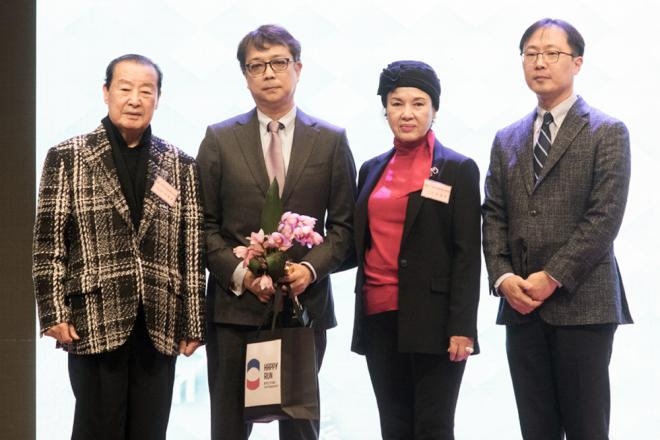지난 12일 열린 ‘2018 대한민국 베스트 스타상 시상식’에서 제니튼 권지영 대표가 원로배우 이해룡, 오경아와 시상자로 무대에 올라 故신성일 한국영화배우협회 명예 이사장에게 공로상을 시상했다. 오른쪽부터 제니튼 권지영 대표, 원로배우 오경아, 故신성일 한국영화배우협회 명예 이사장 대리수상자 강석현, 원로배우 이해룡. (사진=제니튼)
