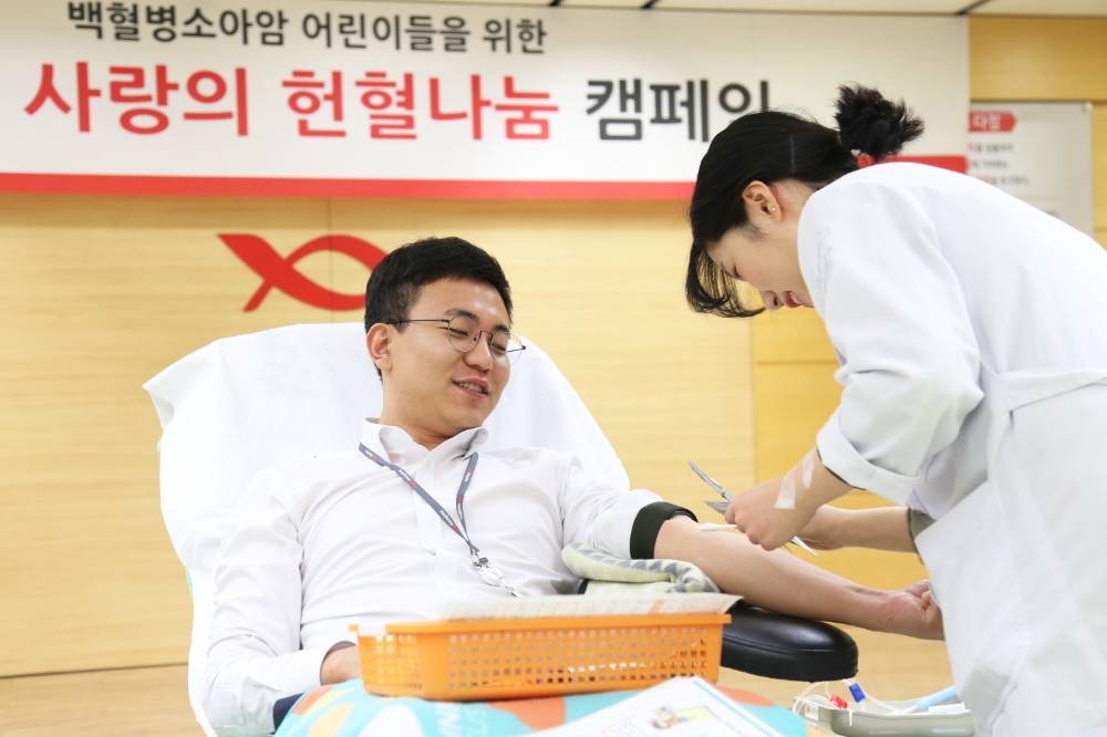 광동제약 직원이 백혈병 소아암 어린이를 위한 ‘사랑의 헌혈나눔 캠페인’에 참여하고 있다. (사진=광동제약)