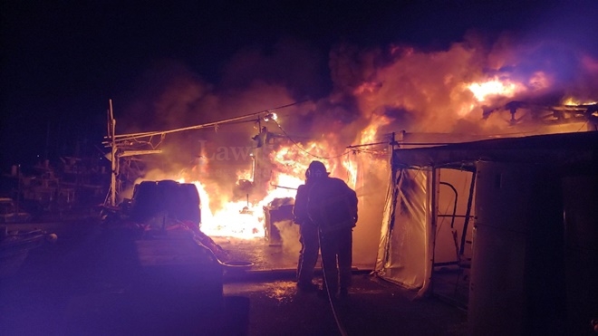 다대포항 선구용품 보관창고서 불이나고 있다.(사진제공=부산지방경찰청)