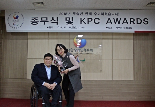 박경실 파고다교육그룹 회장(우측)이 대한장애인체육회장상 시상식에서 공로상을 수상한 후, 이명호 대한장애인체육회장(좌측)과 기념촬영을 하고 있다(사진=파고다 제공)