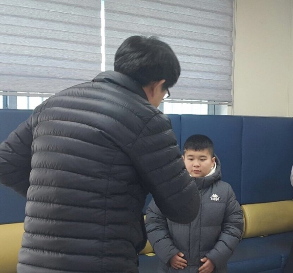 현금 300만원이 들어있는 쇼핑백을 파출소에 가지고 온 장림초등학교 4학년 유창복 어린이.(사진제공=부산지방경찰청)