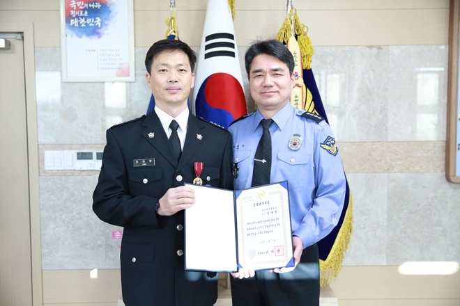 하태영 서장이 모범공무원으로 선정된 해양안전과 정태환 경사(사진왼쪽)와 기념촬영.(사진제공=울산해양경찰서)