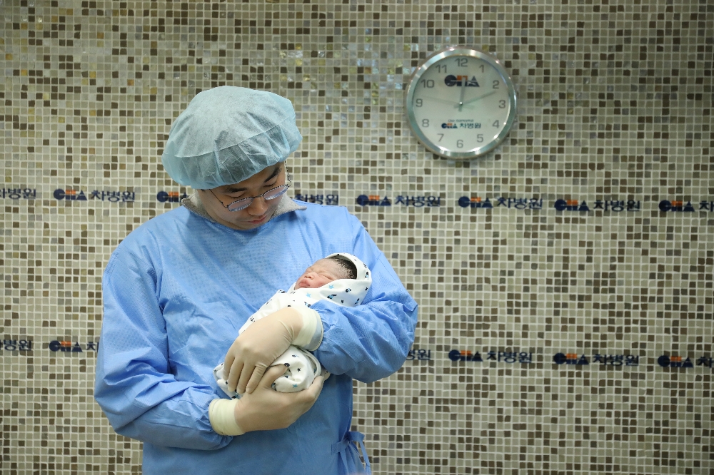 1.1일 강남차병원에서 엄마 이혜림씨와 아빠 우명제씨 사이에서 2.93kg 건강한 아이 출산 했다. (사진=강남차병원)
