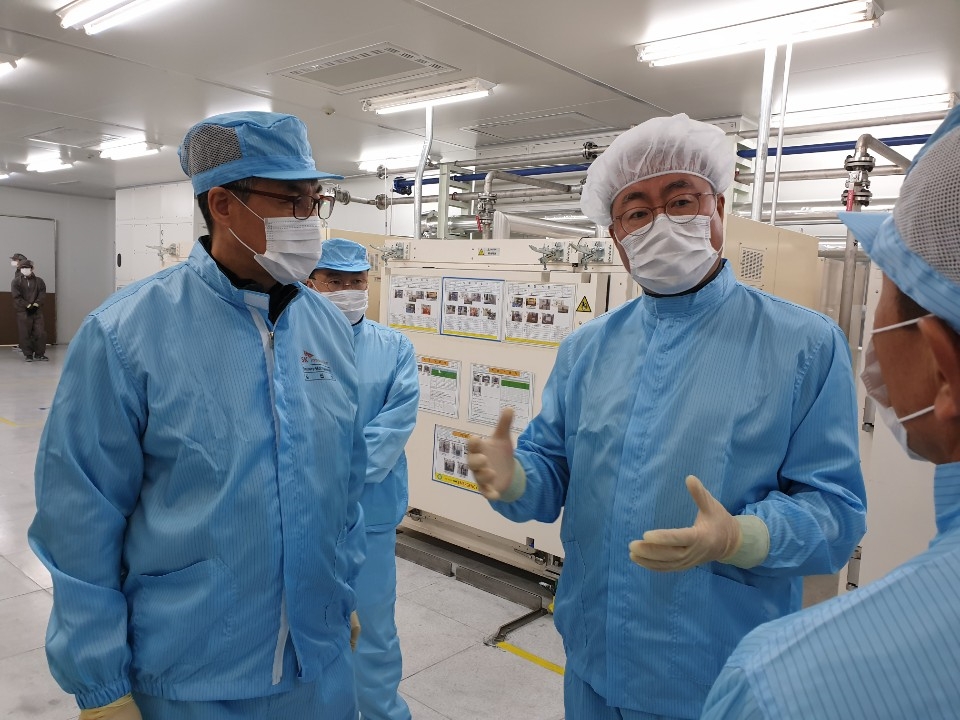 1일 충남 서산배터리 공장을 방문한 SK이노베이션 김준 사장(왼쪽에서 2번째)이 조립공정을 둘러보며 구성원들과 이야기를 나누고 있다. (사진=sk 이노베이션)