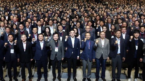 2일 서울 마곡 LG사이언스파크에서 열린 새해모임에서 구광모 LG 회장과 임직원들이 기념촬영을 하고 있다. (앞줄 왼쪽 두번째부터 하현회 LG유플러스 부회장, 한상범 LG디스플레이 부회장, 차석용 LG생활건강 부회장, 구광모 (주)LG 대표, 권영수 (주)LG 부회장, 조성진 LG전자 부회장, 신학철 LG화학 부회장) 사진=LG
