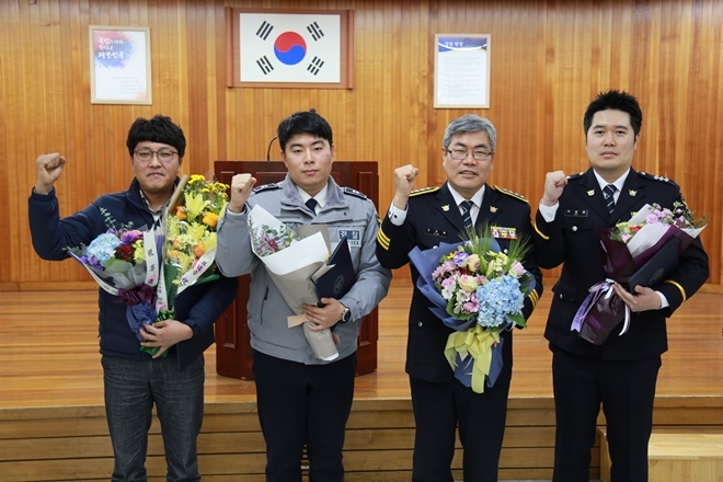 진영철 서장(사진우측 2번째)이 인권수호천사들에게 포상하고 기념촬영.(사진제공=창원서부경찰서)
