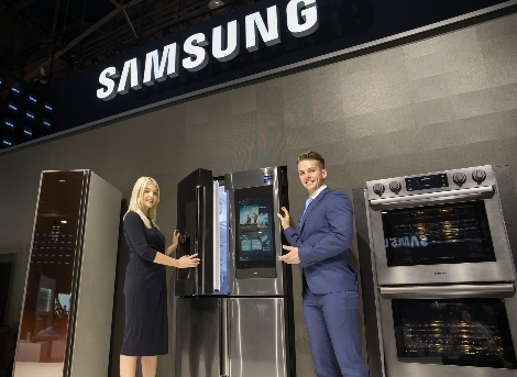 삼성전자 모델들이 전자 전시회 CES 2019에서 2019년형 패밀리허브 제품을 소개하고 있다. 사진=삼성전자