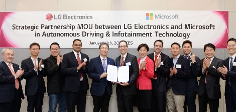 LG전자와 마이크로소프트 관계자들이 기념촬영을 하고 있다. 사진=LG전자