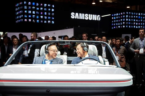 SK텔레콤 박정호 사장(오른쪽)이 8일 오전(현지시각) ‘CES 2019’ 전시장 내 삼성전자 부스에서 삼성전자 고동진 사장과 함께 '디지털 콕핏(Digital Cockpit) 2019'를 체험하고 있는 모습. 사진=SK텔레콤