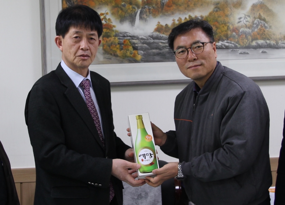 지난 8일, 강원도 횡성군청에서 국순당 최영환 생산본부장(오른쪽)이 이병한 횡성군 부군수(왼쪽)에게 독거노인 가정 등에 전달할 차례주 예담을 기증하고 있다. (사진=국순당)