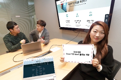 KT 직원들이 클라우드 기반의 KT BaaS 플랫폼을 소개 하고 있는 모습. 사진=KT