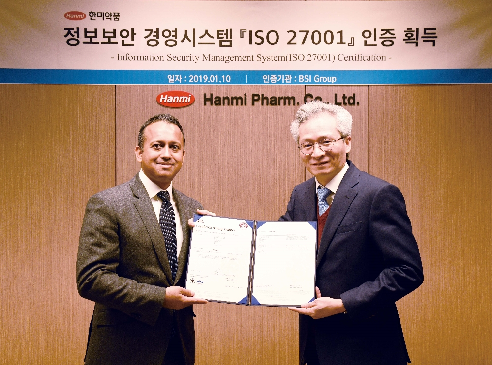 한미약품 우종수 사장(오른쪽)과 닉 메타 주한 영국 부대사(왼쪽)가 10일 진행된 인증서 수여식 후 기념촬영을 하고 있다.