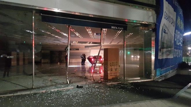 모닝차량이 상가전면유리를 뚫고 돌진.(사진제공=부산지방경찰청)