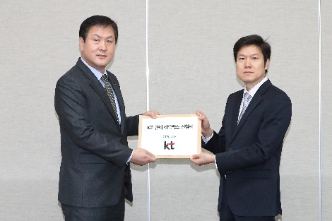 17일 오전 경기도 과천 과학기술정보통신부 청사에서 KT 사업협력부문 정재필(왼쪽) 상무가 과기정통부 김광의 인터넷제도혁신 공업연구관에게 공공기관의 모바일 전자고지 활성화를 위한 임시허가 신청서를 전달하고 있다. 사진=KT