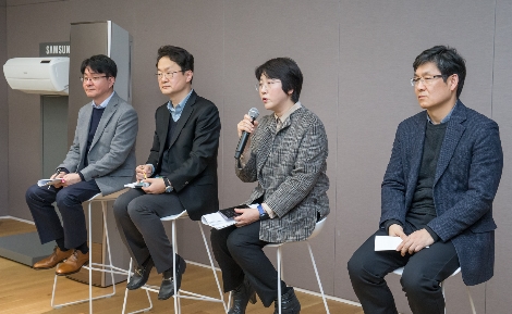 삼성전자 생활가전사업부 임원들이 삼성 '무풍에어컨'과 공기청정기 '삼성 큐브'에 대해서 설명하고 있다. (좌측부터) 디자인팀 최중열 전무, 전략마케팅팀 이재환 상무, 개발팀(S/W) 유미영 상무, 개발팀 서형준 마스터. 사진=삼성전자