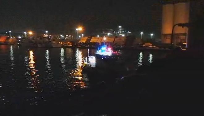 표류선박을 밀어 부두쪽에 계류를 시도하는 남항파출소 연안구조정.(사진제공=부산해양경찰서)