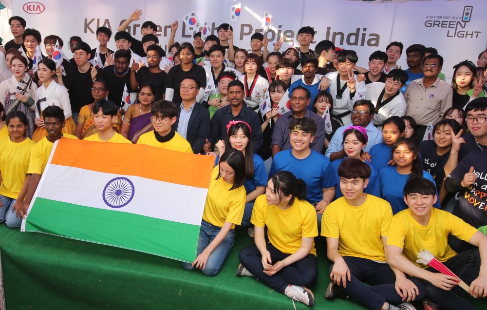 두 번째 줄 가운데 좌측부터 마하부삐(Mahaboobbee) 직업교육 고등학교(ITI) 학교장, 뚤라시(Thulasi) 직업전문 고등학교(ITI) 학교장, 김도식 기아차 인도법인 경영지원실장, 딜리 라오(Dilli Rao) 아난타푸르 지역 정부 관계자, 레디(Reddy) 지역개발 담당관, 인도 현지 NGO 관계자 라글란드(Ragland) 실장이 해피무브 봉사단 및 현지 관계자들과 단체 사진을 촬영하는 모습.(사진=기아자동차)