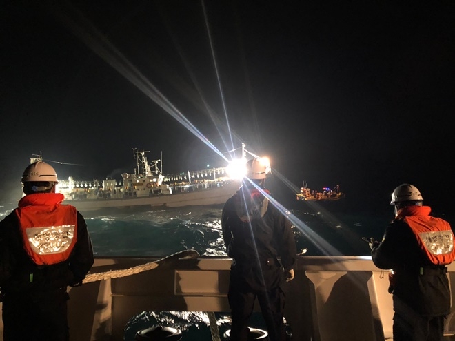 예인을 준비하고 있다.(사진제공=부산해양경찰서)