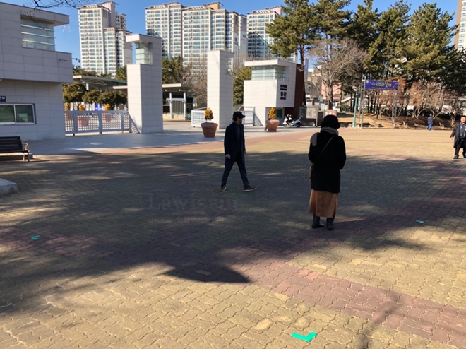 (바닥 청테이프) 가로 세로 4미터 위치에 세워진다. (사진제공=민주노총울산본부)
