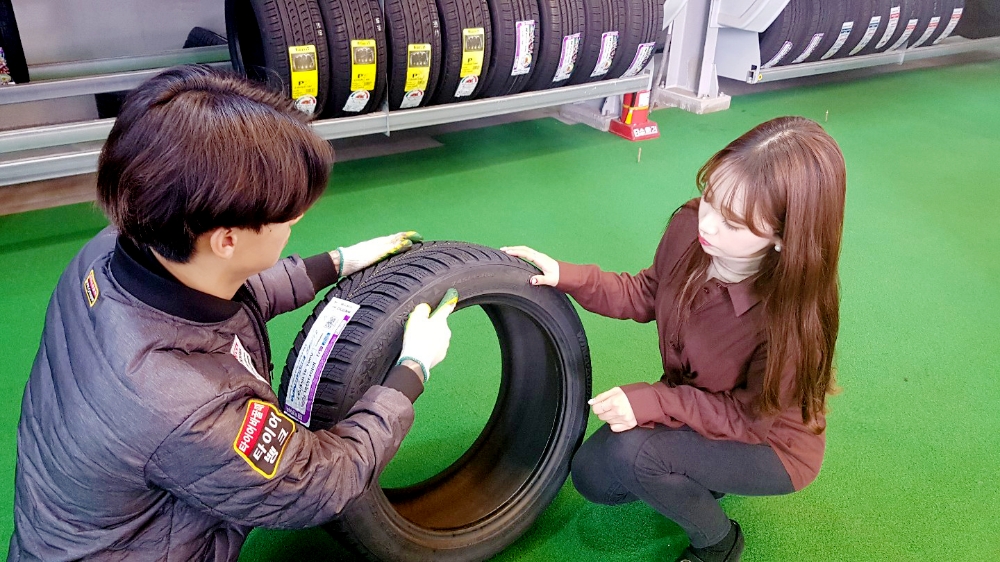 타이어뱅크 매장 방문 설명.(사진=타이어뱅크)