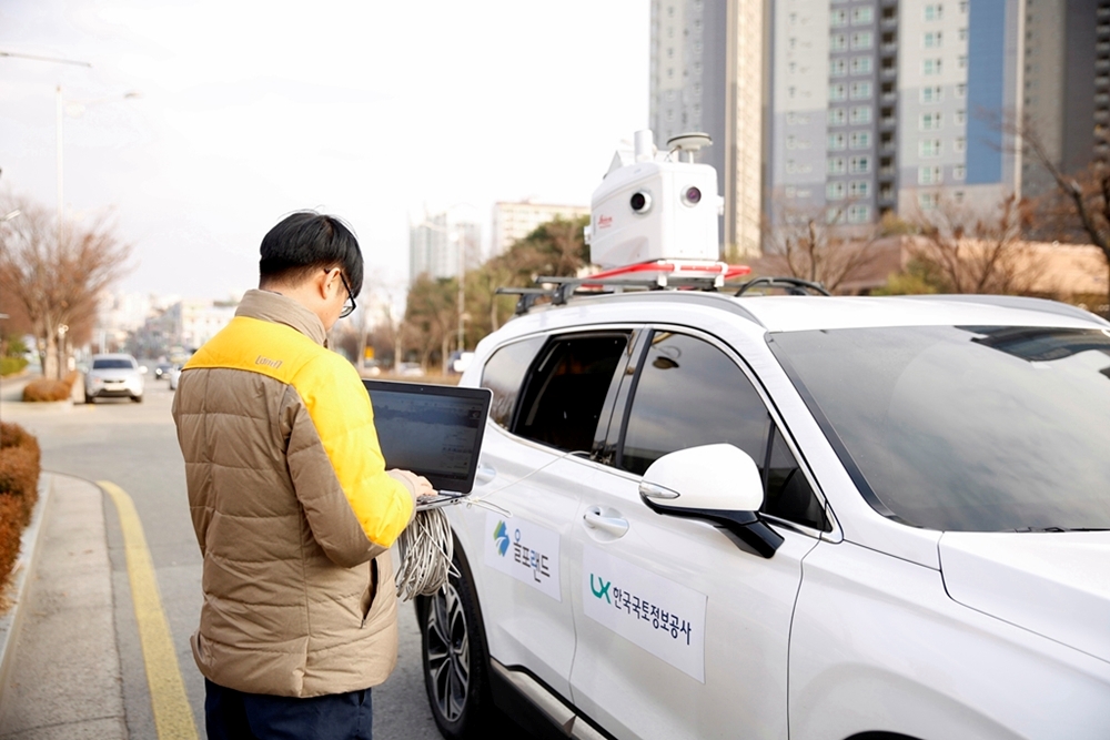 LX 직원이 디지털트윈 기반 스마트시티 구축을 위해 첨단장비MMS(Mobile Mapping System)를 활용해 현장관측을 하고 있다. (사진= LX)