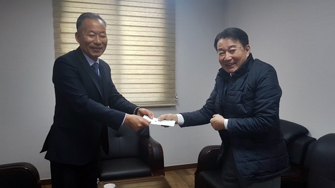 부산청소년비행예방센터 안 흡 센터장(사진왼쪽)이 부산청소년자립생활관 박용주 관장에게 성금을 전달하고 있다.(사진제공=부산청소년비행예방센터)