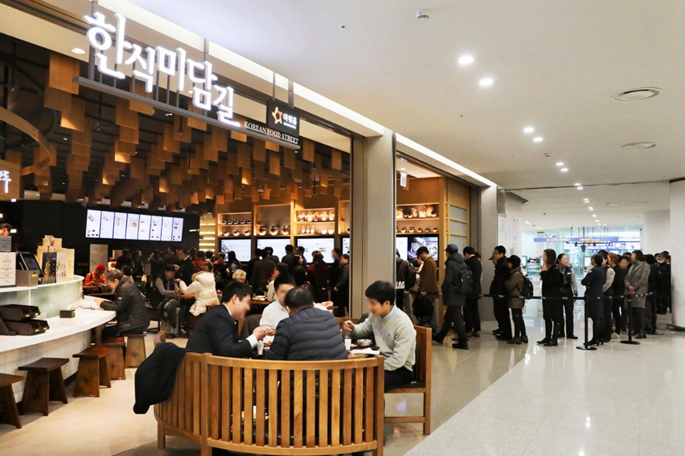 아워홈, 인천공항 T2 푸드홀 오픈 1년…연간 3백만명 찾아
