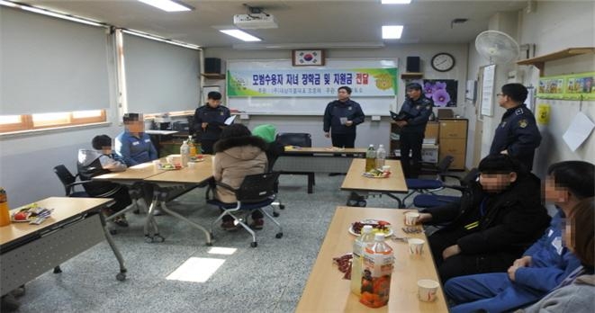 모범수용자 자녀 장학금 전달식을 갖고 있다.(사진제공=안동교도소)