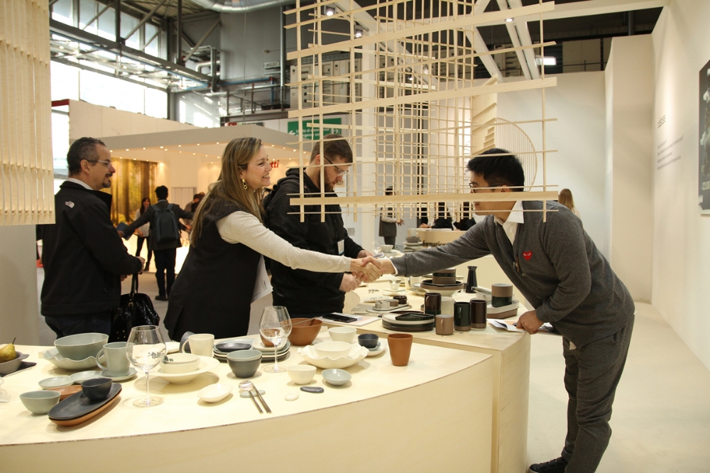CJ ENM 오쇼핑부문의 테이블웨어 브랜드 '오덴세(odense)'가 1월 25일부터 나흘 간 이태리 밀라노에서 열린 세계 최대규모의 소비재 박람회 'HOMI(호미)'에 참가해 주최측과 해외 바이어들로부터 호평을 받았다. 전시부스에 방문한 한 바이어가 오덴세 관계자와 인사를 나누고 있다.