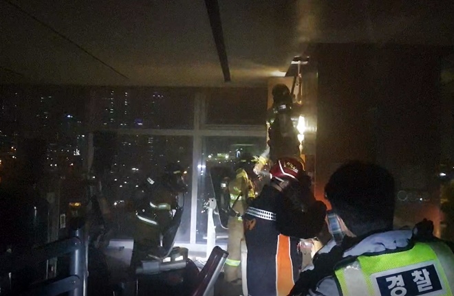 화재원인 파악을 위해 휘트니스 천장을 살펴보고 있다. (사진제공=해운대소방서)